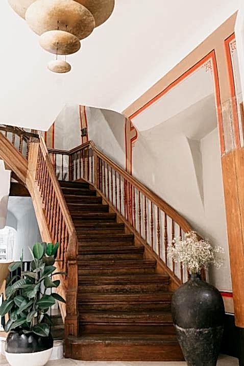 Историческая лестница в отеле Dome в СтаройРиге