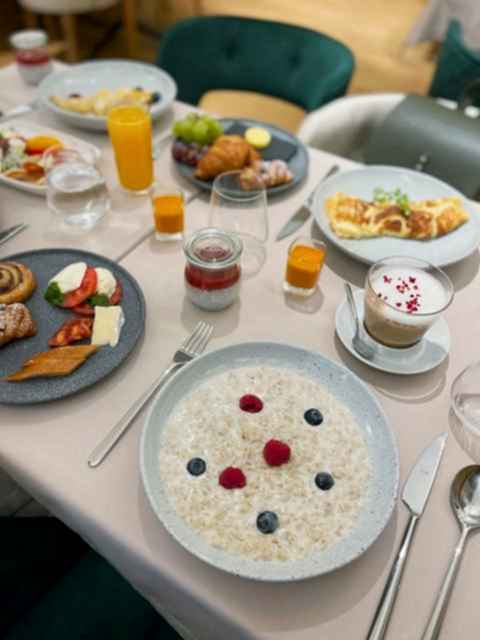 A mumbai carte завтрак в отеле Dome Hotel в Старой Риге