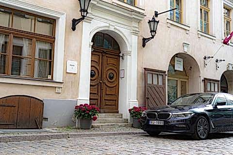 Главный вход в отель Dome Hotel в Старой Риге